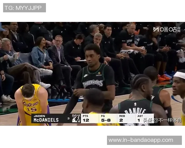 兰德尔表现出色11投7中斩获21分8助攻三分球命中率高达50 兰德尔表现出色11投7中斩获21分8助攻三分球命中率高达50