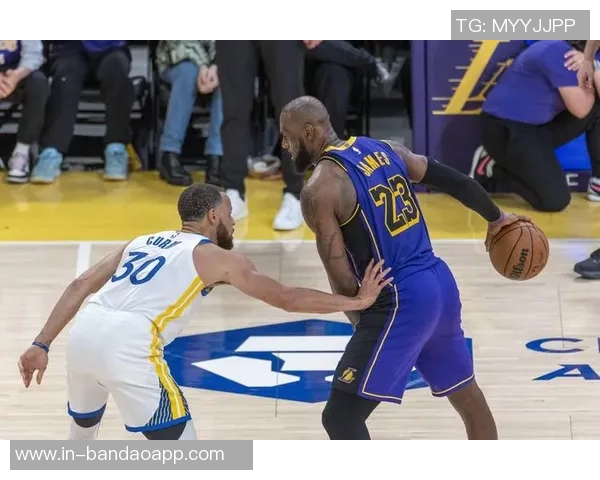 库里近期表现惊艳场均308分助攻稳定三分命中率高达444